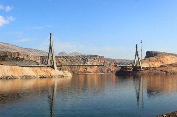 <p>Her iki yönde ikişer şerit olmak üzere toplam dört karayolu şeridini taşıyacak olan Nissibi Köprüsü, Türkiye’nin 3. büyük köprüsü olma özelliğini taşıyor. </p>
