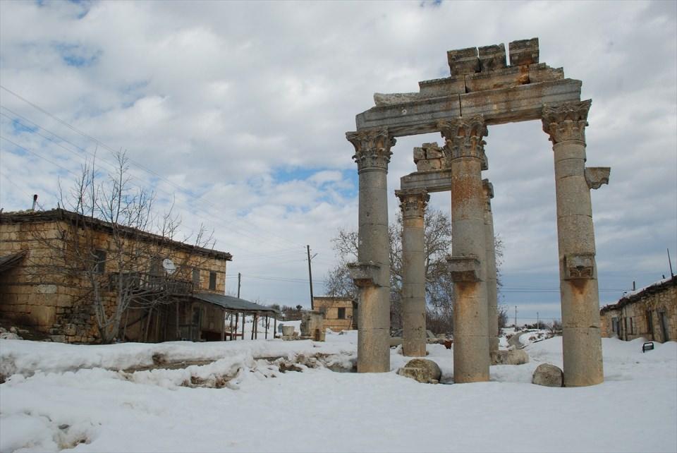 <p>Antik kentin, Kilikya bölgesinin en önemli şehirlerinden biri olduğunu vurgulayan Küçük, "Uzuncaburç, daha çok dinsel tapınma merkezi olarak tapınaklardan oluşmuş. Hristiyanlığın yayılmasıyla bu tapınaklar kiliseye çevrilerek bölgede yaşayan Hristiyanlar tarafından ibadethane olarak kullanılmıştır. Burası, 16. yüzyılda Osmanlı topraklarına katılmıştır." dedi.</p>

<p> </p>
