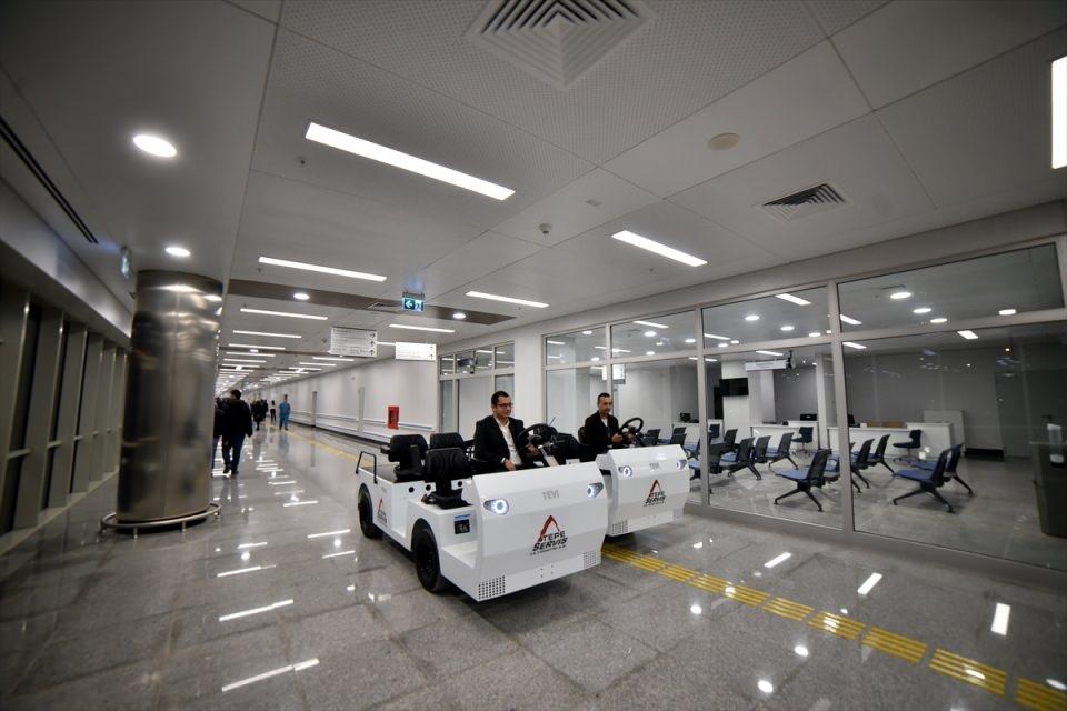 <p>"370 bin metrekare kapalı alana kurulu olan Mersin Şehir Hastanesi, Türkiye'nin ve Avrupa'nın en büyük hastanesi konumunda.</p>