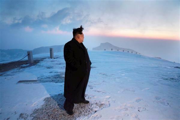 <p>Kuzey Kore lideri Kim Jong-un, ülkenin eski lideri (babası) Kim Jong-il’in mareşal unvanı almasının 23’üncü yıldönümünü kutlamak adına ülkenin en yüksek dağı Paektu’ya çıktı.</p>

<p> </p>
