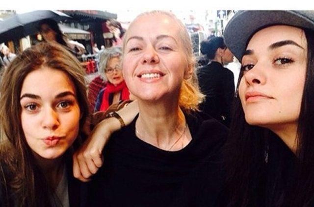 <p>Bensu Soral ve Hande Soral'ın anneleri</p>