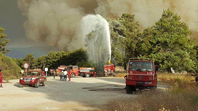 <p>Yangın dolayısıyla Kumluca-Antalya karayolu trafiğe kapatıldı.</p>

<p> </p>
