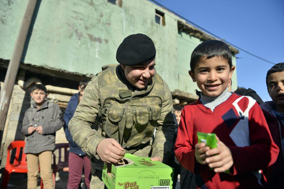 <div>General Zeki Durlanık Kışlasında görev yapan bazı komutanlar aldıkları davet üzerine askerlerle Başverimli beldesini ziyaret etti. Askerler burada çevrelerini saran ve sevgi gösterisinde bulunan çocuklara şeker ve kek dağıttı.</div>
<div> </div>
<div> </div>