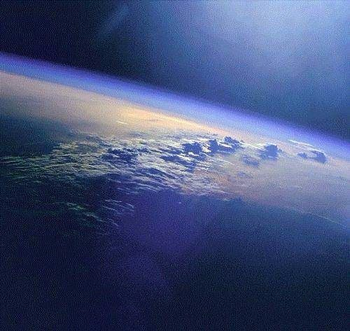 <p>Eğer fabrikalara uygulanan CO2 salınımı ücretlendirmesi üzerinden hesap yapılacak olursa, atmosferin parasal değeri 4.300.000.000.000.000 Sterlin olacaktır. Atmosferdeki her metreküp başına 1.3 CO2 molekülü düşer.</p>