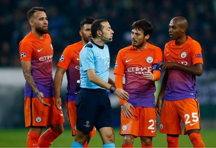 <p>İngiliz basını Cüneyt Çakır'ın Fernandinho'ya haksız bir şekilde kırmızı kart çıkardığı görüşünü savunurken Guardiola da hakem Cüneyt Çakır'a öfke kustu.</p>
