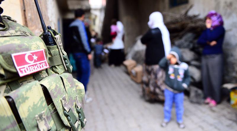 <p>Şırnak il merkezinde PKK'lı teröristlerin yakalanması, patlayıcılarla tuzaklanan çukurların ve barikatların bertaraf edilmesi, halkın can ve mal güvenliğinin sağlanması amacıyla sokağa çıkma yasağı ilan edilmesinin ardından 14 Mart'ta Türk Silahlı Kuvvetleri ve emniyet unsurlarınca başlatılan "Şehit Jandarma Üsteğmen Mehmet Çifci Operasyonu" sürüyor.</p>