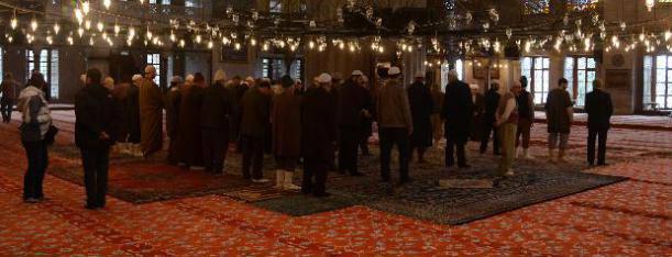 <p>Önceki gün hamam çekimlerinin ardından Crowe ve ekibi soluğu Sultanahmet Camii'nde aldı. Crowe, camiye girerken ilk olarak ayakkabılarını çıkartarak, set ekibinden bir çalışana verdi. Çekimler yapılırken turistler de normal ziyaretlerine devam etti.</p>