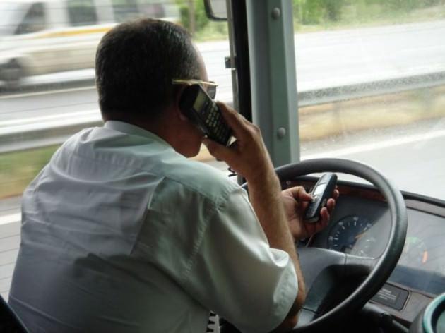 <p>Cep Telefonu kullanımının yasak olduğu yerlerde illede telefon ile konuşma</p>