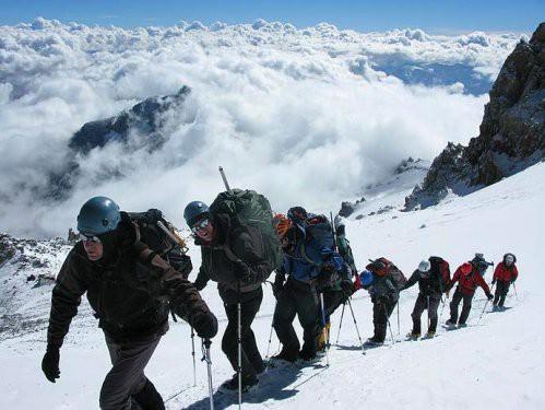 <p>6,959 m yüksekliğiyle bu dağ Amerika'nın en yükseği.</p>
