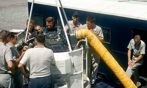 Kittinger, onu uzaya çıkartacak NASA'nın ilk harikalarından birinin içinde. 1960 yılında NASA sadece birkaç yaşındaydı, hatırlatmakta fayda var.