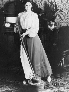 <p>Elektrik süpürgesi patenti ilk olarak William Henry Hoover tarafından 1908'de alınmış. Bu model 1920'lerde kullanılan ilk ticari model olmuş.</p>