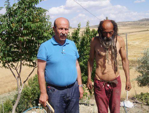 <div class="textContainer">
<p>Ailesi akıl sağlığının yerinde olmadığını iddia ederek hastaneye yatırılmasını sağlamış. Üç ayrı hastaneden de kaçıp mesleğe dönmeyi reddettiği için sonunda istifa ettiği kabul edilmiş.</p>
</div>