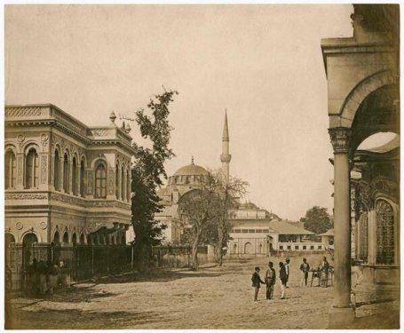 <p>Tophane (1855) Sağ tarafta bulunan Tophane Kışlası günümüze ulaşamadı.</p>