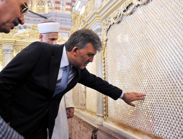 Camideki bütün bölümleri gezen Gül, namazgah bölümüne girdiğinde, caminin mihrabının görüldüğü pencereleri inceledi.