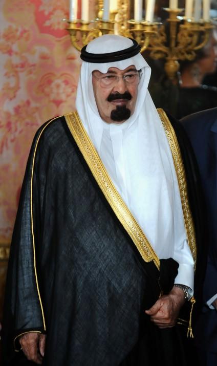 4) 79 yaşındaki Suudi Arabistan kralı Abdullah 18 milyar dolar servete sahip. Kral Abdullah’ın zenginliği büyük ölçüde Suudi Arabistan’ın zengin petrol kaynaklarından geliyor.