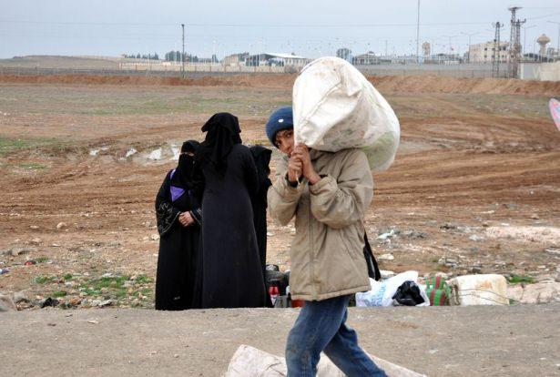 <p>Suriye’deki çatışmaların ardından sınırı geçerek Türkiye’ye gelen 400 sığınmacı, bugün Sabah saatlerinde, Ocak ayından bu yana kapalı olan Şanlıurfa Akçakale Sınır Kapısı’na geldi. </p>
