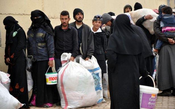 <p> Yanlarında eşya ile bekleyen Suriyeliler, Kaymakamlık yetkililerinin verdiği özel izinle Akçakale Sınır Kapısı’nda işlemleri yapıldıktan sonra ülkelerine gitti.</p>