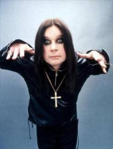 <p>OZZY OSBOURNE Ozzy, psikopat ve satanist olduğu iddialarından hiçbir zaman kurtulamadı.</p>