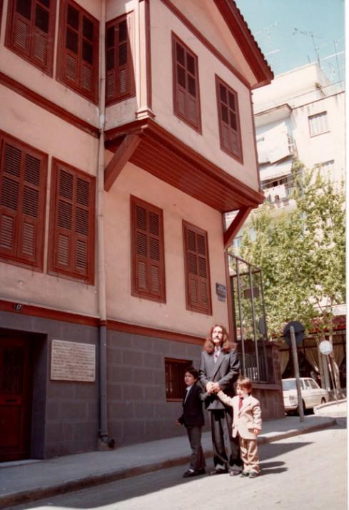 <p>YUNANİSTAN - SELANİK (Çocuklarıyla birlikte Atatürk’ün Evi’ni ziyaret ederken), 1989</p>
