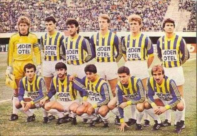 “103 gollü şampiyonluğun final maçı” FB 2-1 BJK (18 Mart 1989) Fenerbahçe’nin 103 golle şampiyon olduğu sezonun kilometre taşı maçlarından biri. 1988-89 sezonunda fırtına gibi esen ve şampiyonluk ipini 103 gol atarak göğüsleyen sarı-kanaryalar ligin final maçında, 3 yıldır mağlup edemediği Beşiktaş’ı 2-1 yeniyordu.