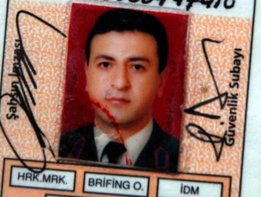 Ali Kaya'yı tanırdım. Nereden tanıyorum? 97 baharında Kuzey Irak'a operasyon yaptık. O tarihte Talabani PKK ile bir olmuş, Barzani'ye saldırıyordu. Barzani neredeyse bavulunu toplamak üzereydi. Büyük çaplı bir operasyon düzenlendi. Ben kolordumla birlikte Kuzey Irak'a girdim. Barzani 3 binin üzerinde peşmergeyi bizim emrimize vermişti. 2 tane yardımcım vardı. 1 tane Türk Silahlı Kuvvetleri'nden tümgeneral, 1 tane de peşmergelerden. 'Peşmerge komutanı' diyorlardı onlar. Onlarla konuşmam lazım. Ali Kaya çok iyi Kürtçe konuşurdu, Jandarma'da görevli. Yanıma verdiler ki tercümanlık yapsın diye. Oradan tanıyorum yani iki üç ay Kuzey Irak'ta bana tercümanlık yaptı. Yani tanımam oradan kaynaklanıyor, başka bir bilgim yok. Jandarma Bölge Komutanlığı'nda görevli bir astsubay. Ama kalkacak -bu nereden, ben hiç duymadım böyle bir şey- bana üç dört kere telefon etmiş filan, yok böyle bir şey. Üstelik de ben 'Ali Kaya'yı tanıyorum' dediğim zaman da Ali Kaya tutuklanmamıştı, yargı işlemi de başlamamıştı. Ali Kaya'yı Irak'ın kuzeyine yapılan harekattan sonra bir daha görmedim.