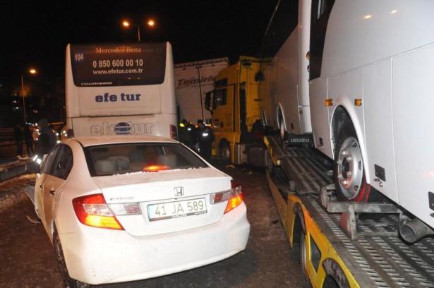 <p>KOCAELİ'nin Gölcük İlçesi'nde buzlanma sonucu meydana gelen zincirleme trafik kazasında 40 araç birbirine girdi.</p>