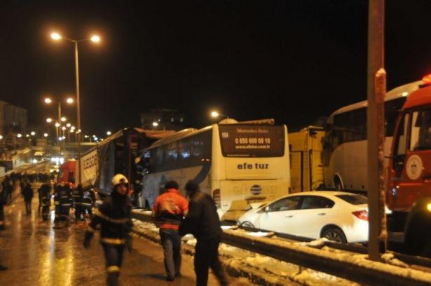 <p>KOCAELİ'nin Gölcük İlçesi'nde buzlanma sonucu meydana gelen zincirleme trafik kazasında 40 araç birbirine girdi.</p>