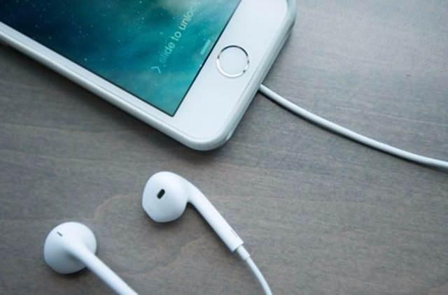 <p>Müzik dinlerken, kulaklığınıza iki kez tıklayıp basılı tutarsanız şarkıyı ileri sarabilirsiniz.</p>
