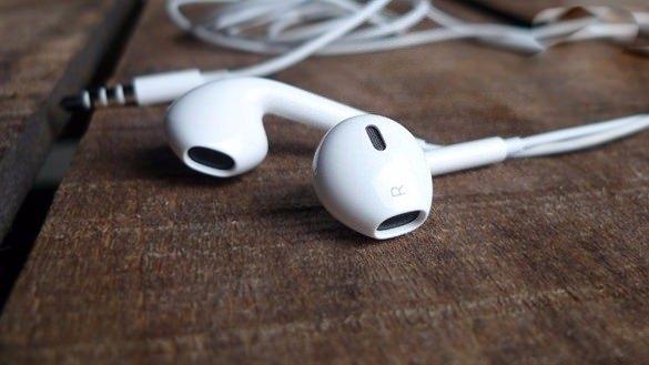 <p>Müzik dinlerken, kulaklığınıza üç kez tıklayıp basılı tutarsanız şarkıyı geri sarabilirsiniz.</p>
