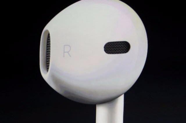 <p>Biriyle konuşurken ikinci bir çağrı alırsanız, kulaklığınıza bir kez tıklayarak ile görüşmeyi bekletebilir ve ikinci cağrıyı cevaplayabilirsiniz. İkinci çağrıyı cevaplamak istemiyorsanız kulaklığınıza bir kez tıklayıp, basılı tutun.</p>
