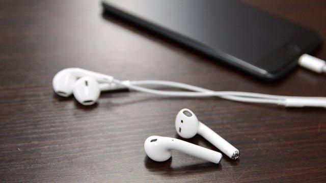 <p>Gelen bir çağrıyı cevaplamak istemiyorsanız kulaklığınıza bir kez tıklayıp basılı tutun.</p>
