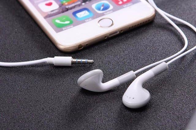 <p>Boş bir anda botuna tıklayıp basılı tutarak Siri ile konuşabilirsiniz.</p>
