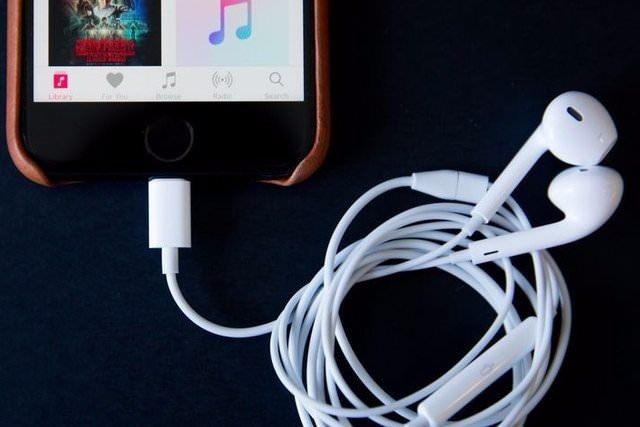 <p>Telefonunuz kamera modundayken, kulaklığınızın üzerinde butona tıklayarak muhteşem selfieler çekebilirsiniz.</p>
