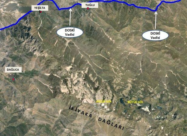 <p><strong>DOSKİ VADİSİ'NIN PKK İÇİN ÖNEMİ </strong><br />
PKK Terör Örgütü'nün sözde Cilo Eyaletinin 2 cephesini ayıran arazi kesimi Doski Vadisi'dir. Doski Vadisi'nin kuzeyinde Oramar (Batı) Cephesi, güneyinde ise Çarçela (Doğu) Cephesi yer alıyor. 2 cephe arasındaki bağlantı Doski Vadisi'ne uzanan ara vadiler (Varagöz Vadisi, Gürkavak Vadisi) vasıtasıyla sağlanıyor.</p>