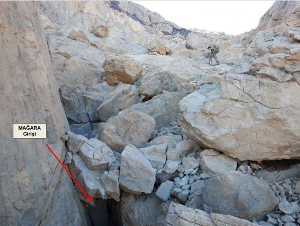 <p><strong>5-10 METRE MESAFEDEN EL BOMBALARININ KULLANILDIĞI TEMASLAR SAĞLANDI</strong><br />
İlerleryen günlerde PKK'lı teröristler ile askerler arasındaki mesafe 160 metreye düştü. 5-10 metre mesafeden el bombalarının kullanıldığı temaslar yaşanmış ve aralıklarla çatışmalar devam etti.</p>
