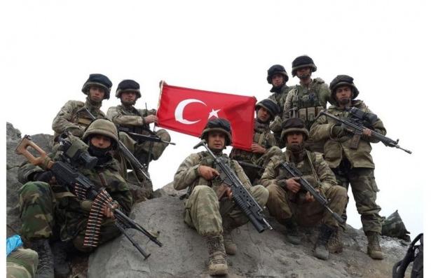 <p>Bölgede sıkışan PKK'lı teröristler tarafından sık sık el bombaları ile saldırılar düzenlendi. Askerler el bombası ile saldırıyı gerçekleştiren PKK'lı teröristleri etkisiz hale getirdi.</p>