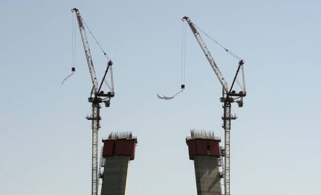 <p>Kule yüksekliği Avrupa yakasında 198 metre, Asya yakasında 198 metre olarak tamamlandı, her iki yakada da kayar kalıp sistemi sökülerek, otomatik tırmanır kalıp sistemine geçiş çalışmaları devam ediyor. Proje tamamlandığında Garipçe tarafındaki kulenin yüksekliği 322, Poyrazköy kesimindeki kulenin yüksekliği ise 318 metreyi bulacak.</p>