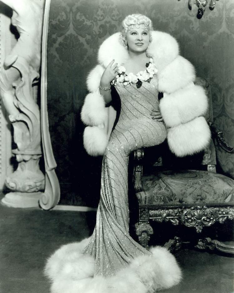 <p><strong>Mae West</strong></p>

<p>Son yıllarda da popüler olan hindistan cevizi yağı 30'lu yıllarda da kullanılan bakım ürünlerinin arasındaymış. West de yıllara meydan okuyan güzelliğini hindistan cevizi yağına borçluymuş.</p>
