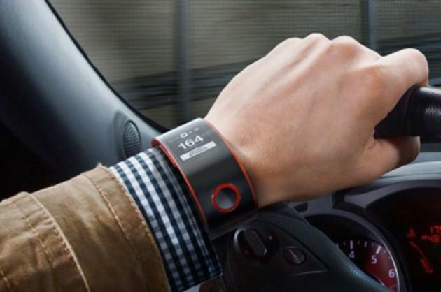 <p>Tüketici elektroniği şirketleri ve teknoloji devlerinden sonra Nissan da giyilebilir teknoloji alanına dahil oldu. Nissan'ın ürettiği akıllı saatler, aracın yönetilmesinde yardımcı olacak.</p>