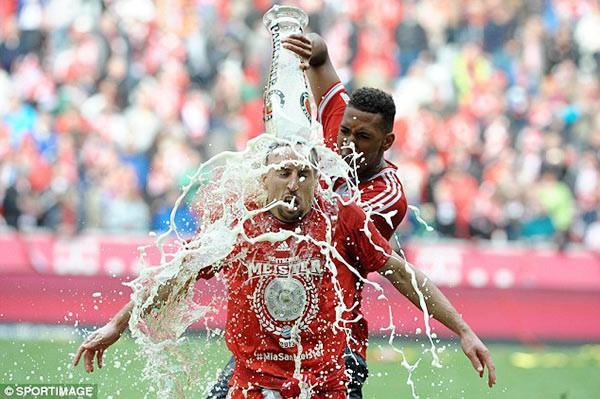 Müslüman olduğu herkesçe bilinen ve alkol konusunda hassas olan Fransız futbolcuya adeta "Eşek" şakası türünden bir davranışta bulunuldu.