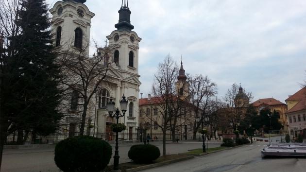 <p>Belgrad gezimizi Novi Sad'ın ardından yine Voyvodina eyaletine bağlı Karlofça şehrini gezerek tamamlıyoruz. Karlofça ismen yabancı olmadığımız bir şehir. Karlofça deyince hemen, 1699 yılında imzalanan Karlofça Antlaşması akıllara geliyor.</p>