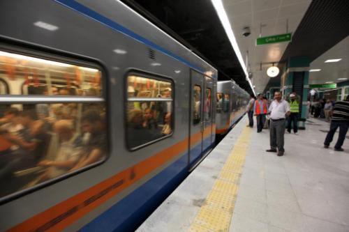 <p>21.7 kilometrelik metro hattı, Metrokent, Başak Konutları, Siteler, Turgut Özal, İkitelli Sanayi, Olimpiyat, Ziya Gökalp Mahallesi, İstoç, Mahmutbey, Yeni Mahalle, Kirazlı, Bağcılar, Üçyüzlü, Menderes, Esenler Otogar istasyonlarından oluşuyor.</p>