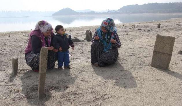 <p>Genç ailesinin gelini Hilal Genç, kendisinin Niğde'de yaşadığını ancak eşinin büyük dedelerinin ve ninelerinin bu mezarda olduğunu bu nedenle Adana'ya gelmişken mezarı ziyaret edip dua ettiklerini söyledi.</p>