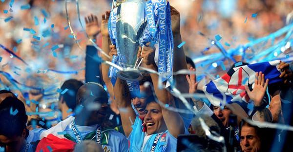 - İngiltere Premier League'de büyük heyecana sahne olan şampiyonluk yarışında, son dakikalarda bulduğu gollerle Queens Park Rangers'ı 3-2 yenen Manchester City ipi göğüsledi.