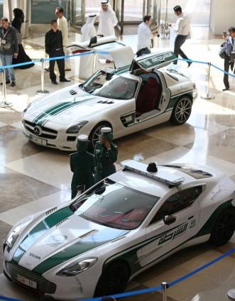 <p>Geçen ay 300 bin avro değerinde Lamborghini alan Dubai polisi araç filosuna Bentley, Aston Martin ve Ferrari'yi de kattı.</p>