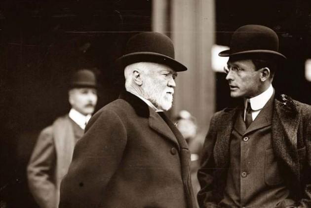 4. Andrew Carnegie - 310 milyar dolar (1835 - 1919)  Amerikan çelik endüstrisinin öncülüğünü yapan İskoç asıllı Amerikalı Andrew Carnegie, 1901 yılında Carnegie Çelik Şirketi’ni JP Morgan’a sattığında bugünün parasıyla 310 milyar dolarlık servete ulaştı. Carnegie şirketini sattıktan sonra servetini hayır işlerine yatırdı; öldüğünde 30 milyon doları vardı.