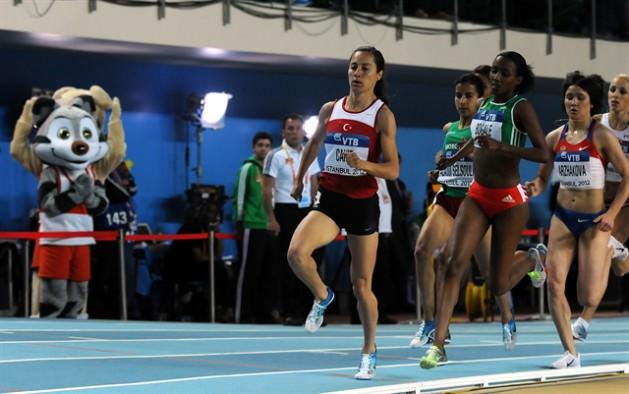 - 14. Dünya Salon Atletizm Şampiyonası, 9-11 Mart tarihleri arasında İstanbul'da düzenlendi… Erkekler 1500 metrede İlham Tanui Özbilen, ikinci olarak, Türkiye'ye tarihindeki ilk gümüş madalyasını alırken Kadınlar 1500 metrede Türk atlet Aslı Çakır Alptekin de bronz madalya alarak, Türkiye'ye tarihindeki ilk madalyayı kazandırdı… Dünya Salon Atletizm Şampiyonaları tarihindeki ilk madalyalarını alan Türkiye ise 1 gümüş ve 1 bronz madalya ile 16. sırada yer aldı.