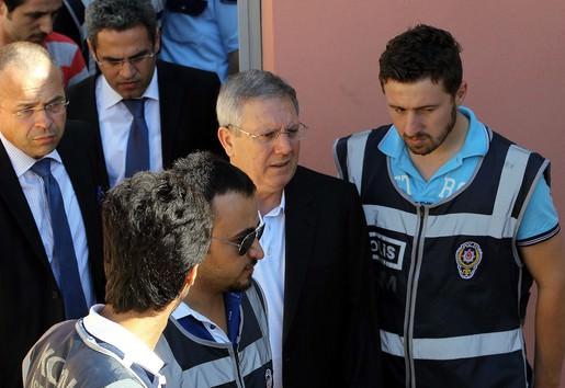 Takvim yaprakları 3 Temmuz 2011 Pazar'ı gösterdiğinde Türkiye'de taş taş üzerinde bırakmayacak bir operasyon başladı. "Futbolda Şike" adıyla anılacak operasyonda birçok başkan, futbolcu ve yönetici önce gözaltına alındı ardından da cezaevine gönderildi. Tutuklananlar arasında Aziz Yıldırım da vardı.