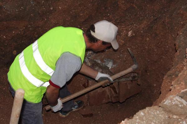 "Hırsızlar kuyumcuya tünel kazmış" söylentisinin bir anda duyulması üzerine çok sayıda vatandaş olay yerinde toplandı. Bazı kişiler cep telefonlarıyla çöken yolun fotoğrafını da çekerken, polis yolu araç trafiğine kapattı. Belediyenin iş makinesiyle yaptığı kazı sonucu yolun altındaki tonozda çökme yaşandığı saptandı.
