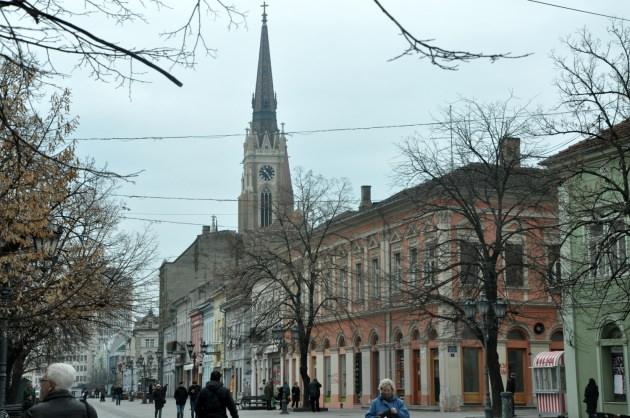 <p>Novi Sad'ın en önemli caddesi ve Özgürlük Meydanı. Karede yer alan saatli yapı ise Mary Katolik Kilisesi.</p>